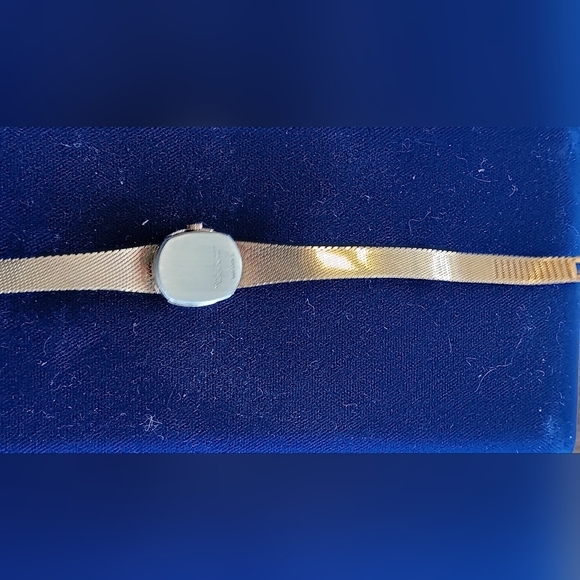 LIKE NEW SUTTON QUARTZ LADIES WATCH - Picture 6 of 7